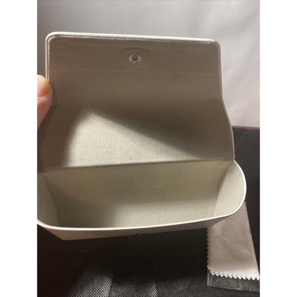 Michael Kors’s new white authentic glass case with cleaning towel - Picture 5 of 6